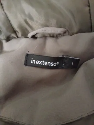 Abrigo verde militar con capucha y pelo