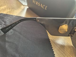 Gafas de sol Versace negras y doradas