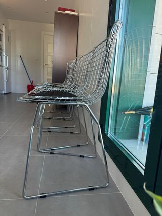 Juego de 4 Sillas Metálicas con Cojín Negro