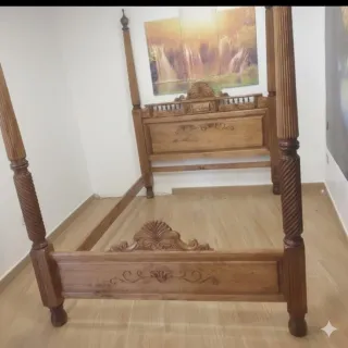 Cama con dosel de madera de pino