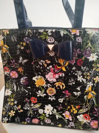 Bolso negro con estampado floral