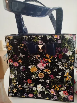 Bolso negro con estampado floral