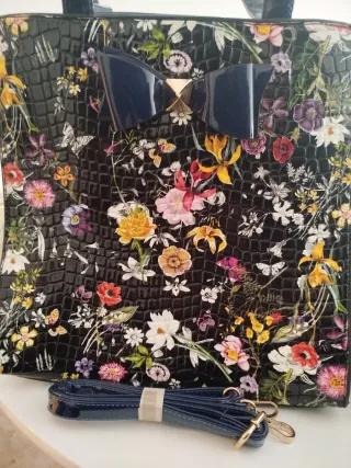 Bolso negro con estampado floral