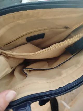 Bolso negro con estampado floral