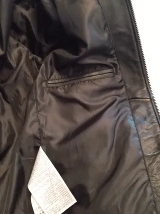 Cazadora de piel negra