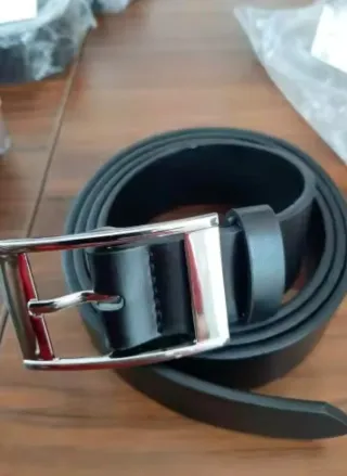 Cinturón de cuero negro para hombre