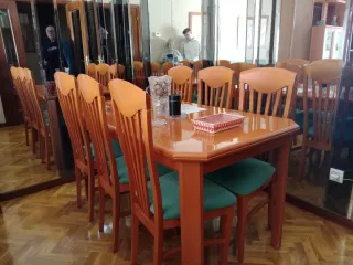 Mesa de comedor y 6 sillas de madera