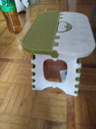 Taburete plegable verde y blanco
