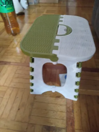 Taburete plegable verde y blanco