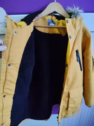 Abrigo niño amarillo con capucha