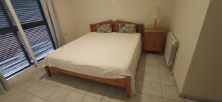 Cama matrimonio y mesita de noche