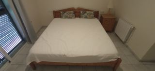 Cama matrimonio y mesita de noche