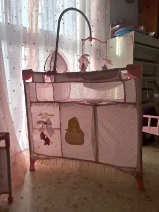 Cuna de juguete rosa y cuna cambiador