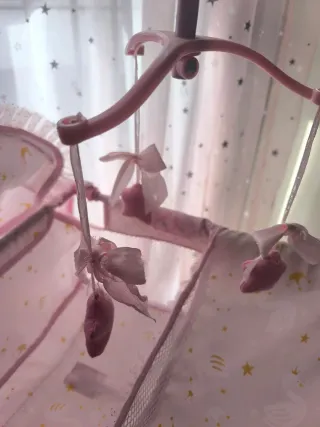 Cuna de juguete rosa y cuna cambiador