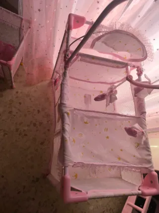 Cuna de juguete rosa y cuna cambiador