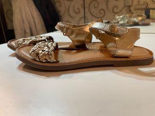 Sandalias doradas niña T34