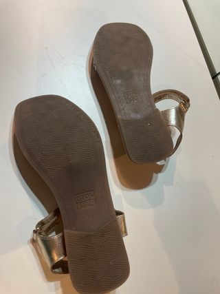 Sandalias doradas niña T34