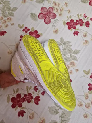 Jordan 1 High First Class Flight Blanco/Amarillo.