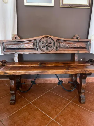 Banco de roble tallado