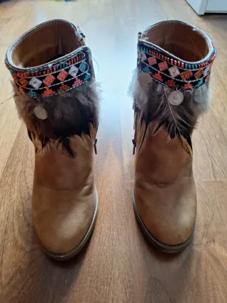 Botas piel sintética con plumas talla 36