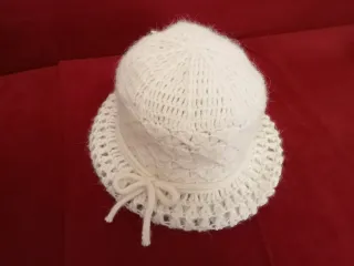 Sombrero blanco de angora tejido