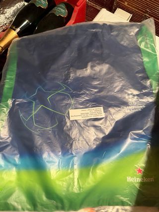 Cappellino e sacca Heineken blu