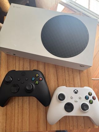 Xbox Series S + 2 controller (bianco e nero)