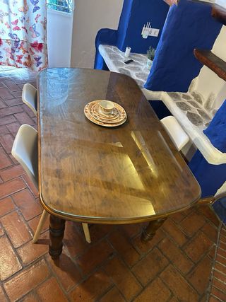 Mesa de madera maciza con tapa de cristal