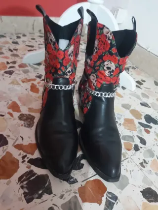 Stivaletti neri e rossi con teschio