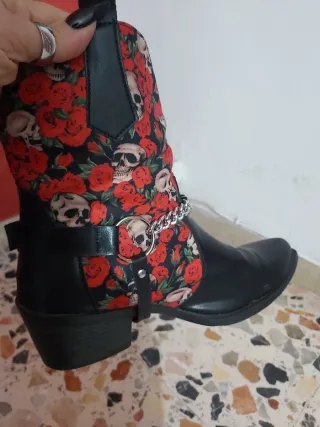 Stivaletti neri e rossi con teschio