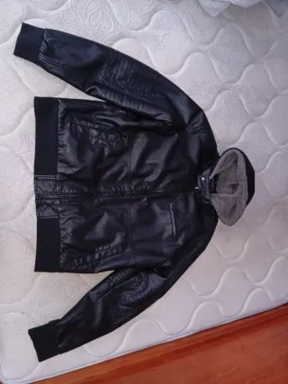 Chaqueta de cuero negra con capucha