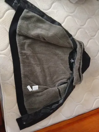 Chaqueta de cuero negra con capucha