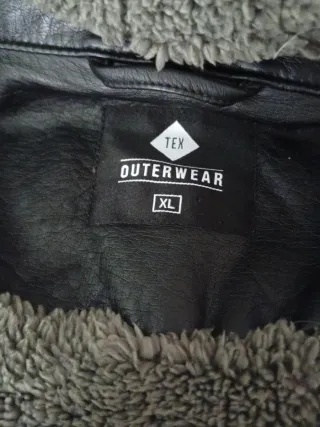 Chaqueta de cuero negra con capucha