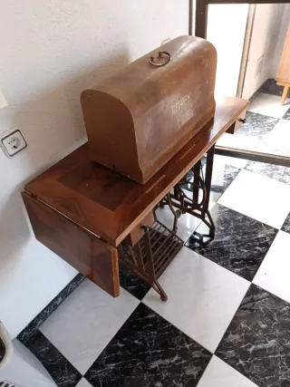 Máquina de coser Refrey antigua