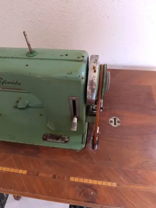 Máquina de coser Refrey antigua