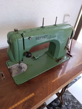 Máquina de coser Refrey antigua