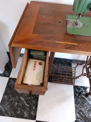 Máquina de coser Refrey antigua