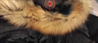 Chaqueta negra con capucha y pelo