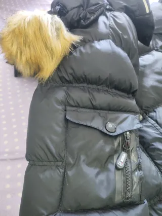Chaqueta negra con capucha y pelo