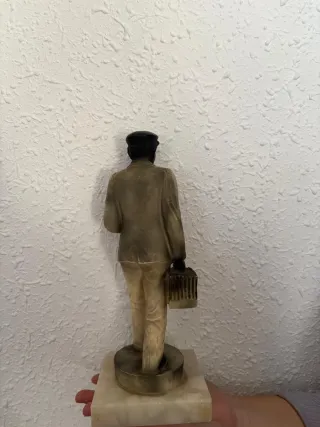 Figura hombre con ramo y jaula trofeo pajaril