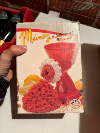 Tritacarne rosso con ventosa