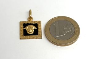 Colgante de oro de 18k con circonitas. Peso: 1.12