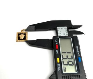 Colgante de oro de 18k con circonitas. Peso: 1.12