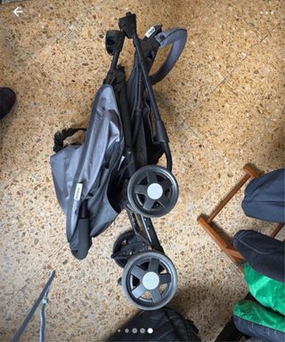 Silla de paseo gris para bebé