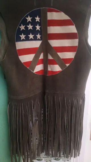 Chaleco Hippie con Flecos marrón De Cuero.