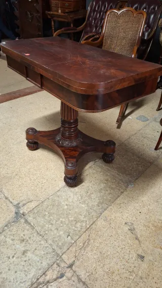 Mesa de juego victoriana antigua de madera