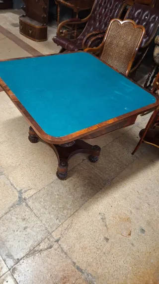 Mesa de juego victoriana antigua de madera