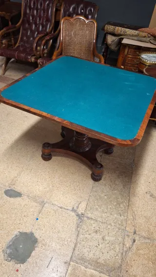 Mesa de juego victoriana antigua de madera