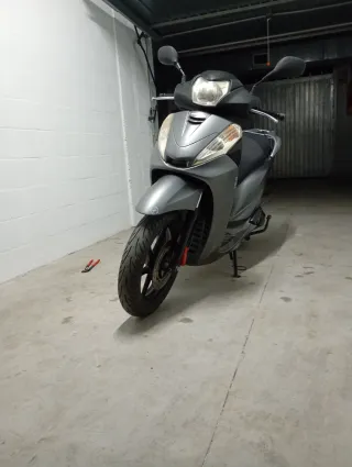 Honda SH 300 con escape Akrapovic