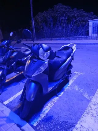 Honda SH 300 con escape Akrapovic